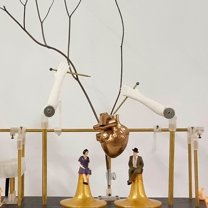 Talking about love and guilt (Lo absurdo del amor en cuatro pasos), Escultura de Davis Dioluto | EST_ART Space Alcobendas, Madrid